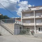 Mila * Podstrana
